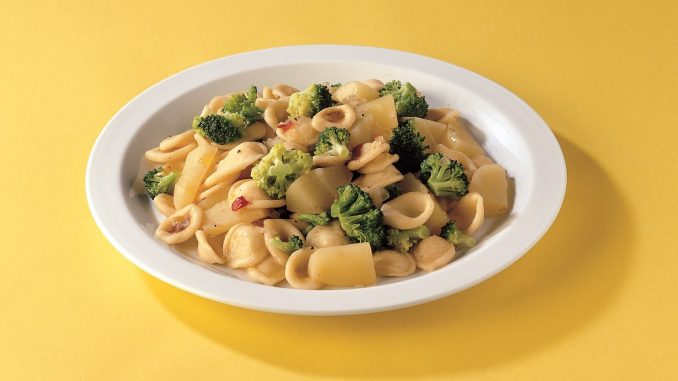 orecchiette met broccoli, aardappel en rode peper