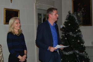 Steven dankt de ambassadrice en alle vrijwilligers