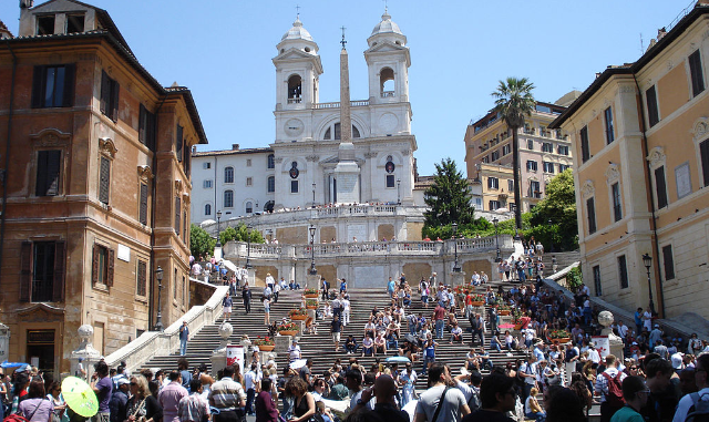 Rome, Spaanse trappen overspoeld door toeristen Rome, Spaanse trappen overspoeld door toeristen
