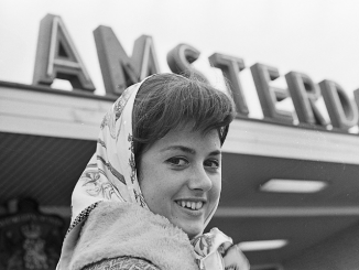 Gigliola Cinquetti landt op Schiphol