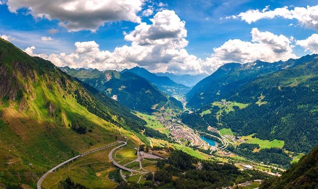 Zicht op Ticino eens je St.Gotthard Pass bent gepasseerd Ticino