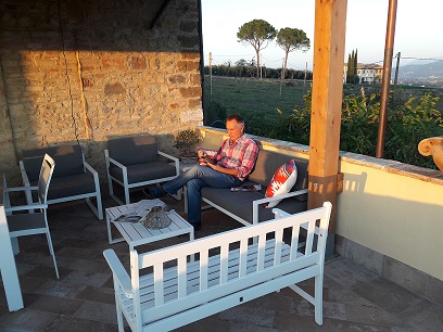 Bart op panoramisch boventerras