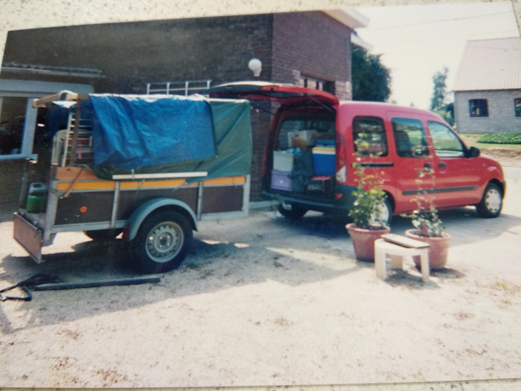 Met auto en aanhangwagen