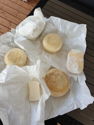 Genieten van de ontvangen kaas en boter
