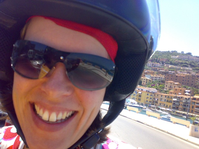Eline op haar scooter