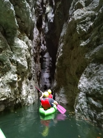 Kayakken door de smalle kloof