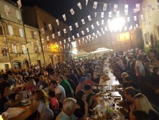 Aanschuiven aan de lange tafels op het dorpsplein
