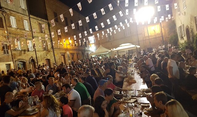 Aanschuiven aan de lange tafels op het dorpsplein Aanschuiven aan de lange tafels op het dorpsplein