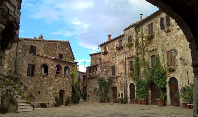Piazza-Castello-Montemerano-foto-Legione-899-Wikimedia