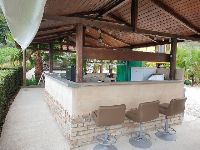 Self-service bar