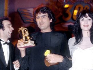 Toto Cutugno geflankeerd door Roberto Benigni en Olivia Carlisi op Sanremo 1980
