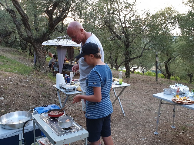 Samen een hobby delen met een willekeurige gast