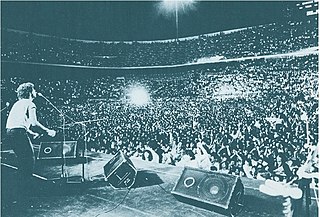 Bennato speelt voor een vol San Siro (1980)