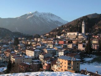 Zicht op Clusone in de winter