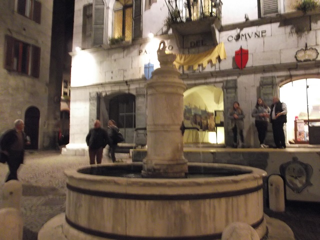 Ronde fontein in witte marmer, Gromo