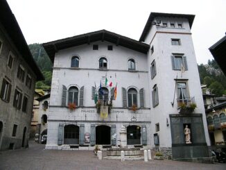 Piazza Dante met Palazzo Communale, Gromo