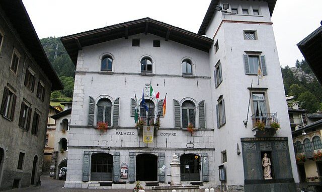 Gromo palazzo Milesi Municipio (Foto_Luca_Giarelli) Piazza Dante met Palazzo Communale, Gromo