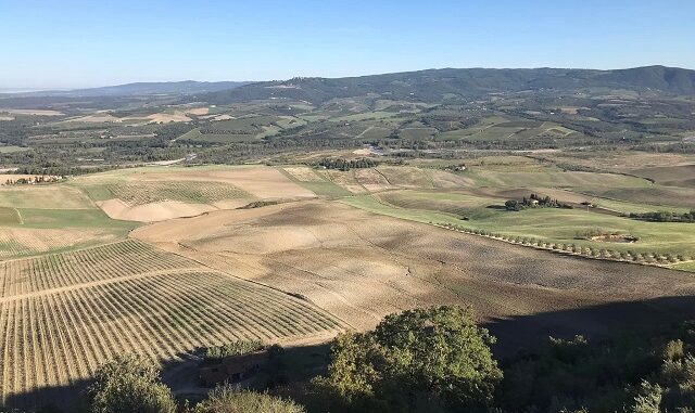 Montenero-Val d’Orcia met Castello Banfi aan de overkant
