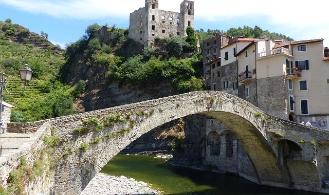 Middeleeuwse brug en castello van Dolceacqua