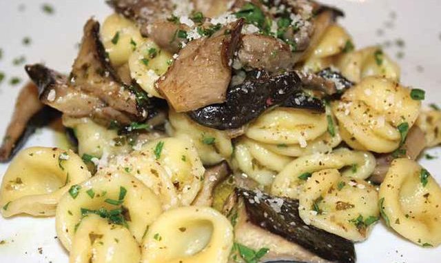 OReCChiette VAN gebRANde tARwe met wORst