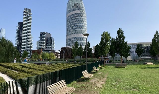 Biblioteca degli Alberi 1 Parco Biblioteca degli Alberi temidden van de kantoorgebouwen