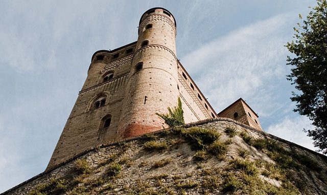 Castello_di_Serralunga_1-640x480