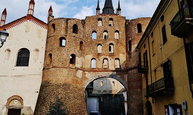 Susa_Cattedrale_di_San_Giusto_e_Porta_Savoia_640x480
