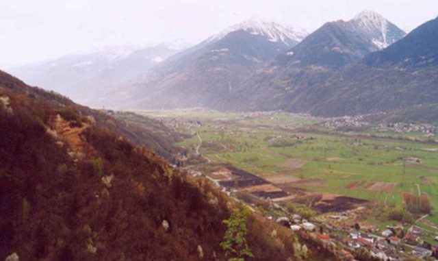 Gezicht over het Valtellina vanaf de Rhetische op de Orobische Alpen