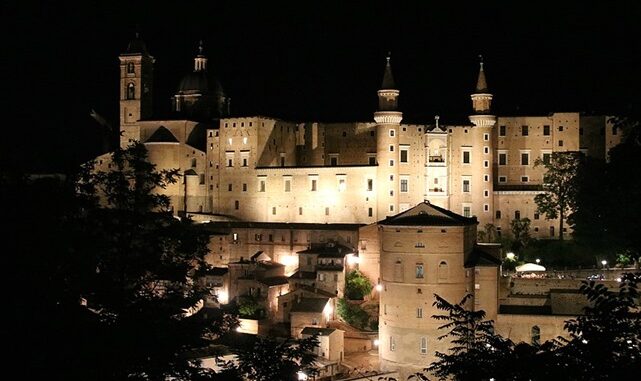 Urbino,_Palazzo_Ducale_bij_nacht
